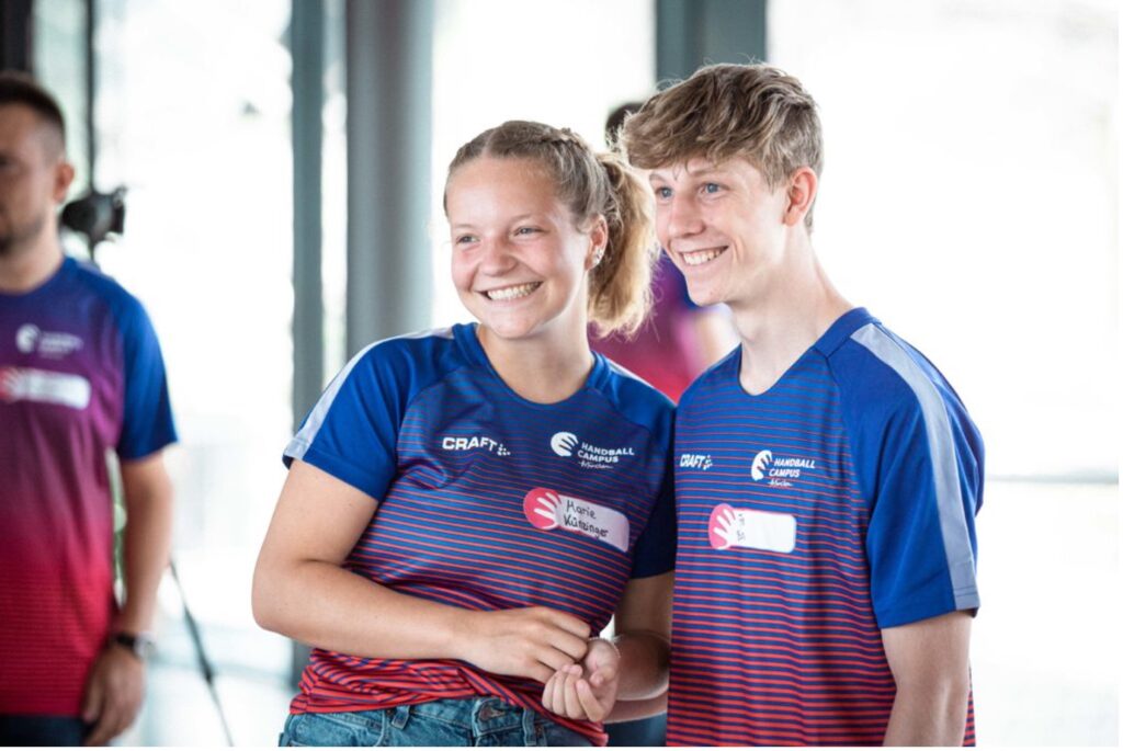 Ein Mädchen und ein Junge. Beides sind Trainer beim Handballcampus München