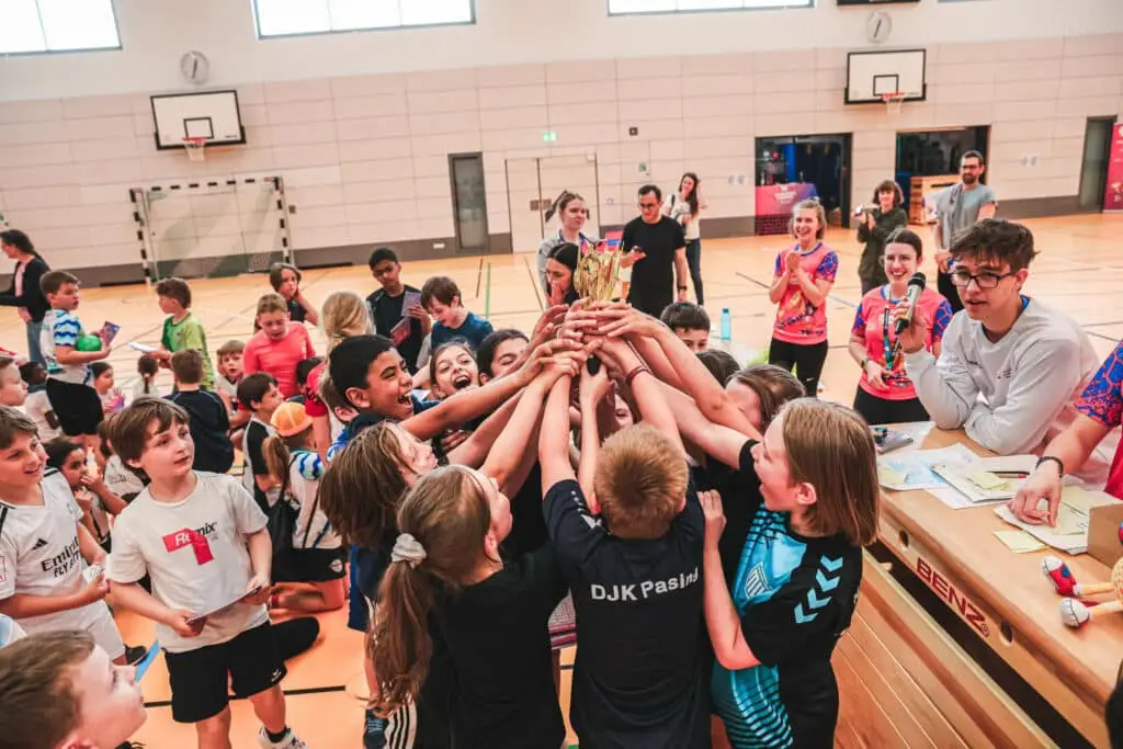 Kinder jubeln mit ihrem gewonnenem Pokal