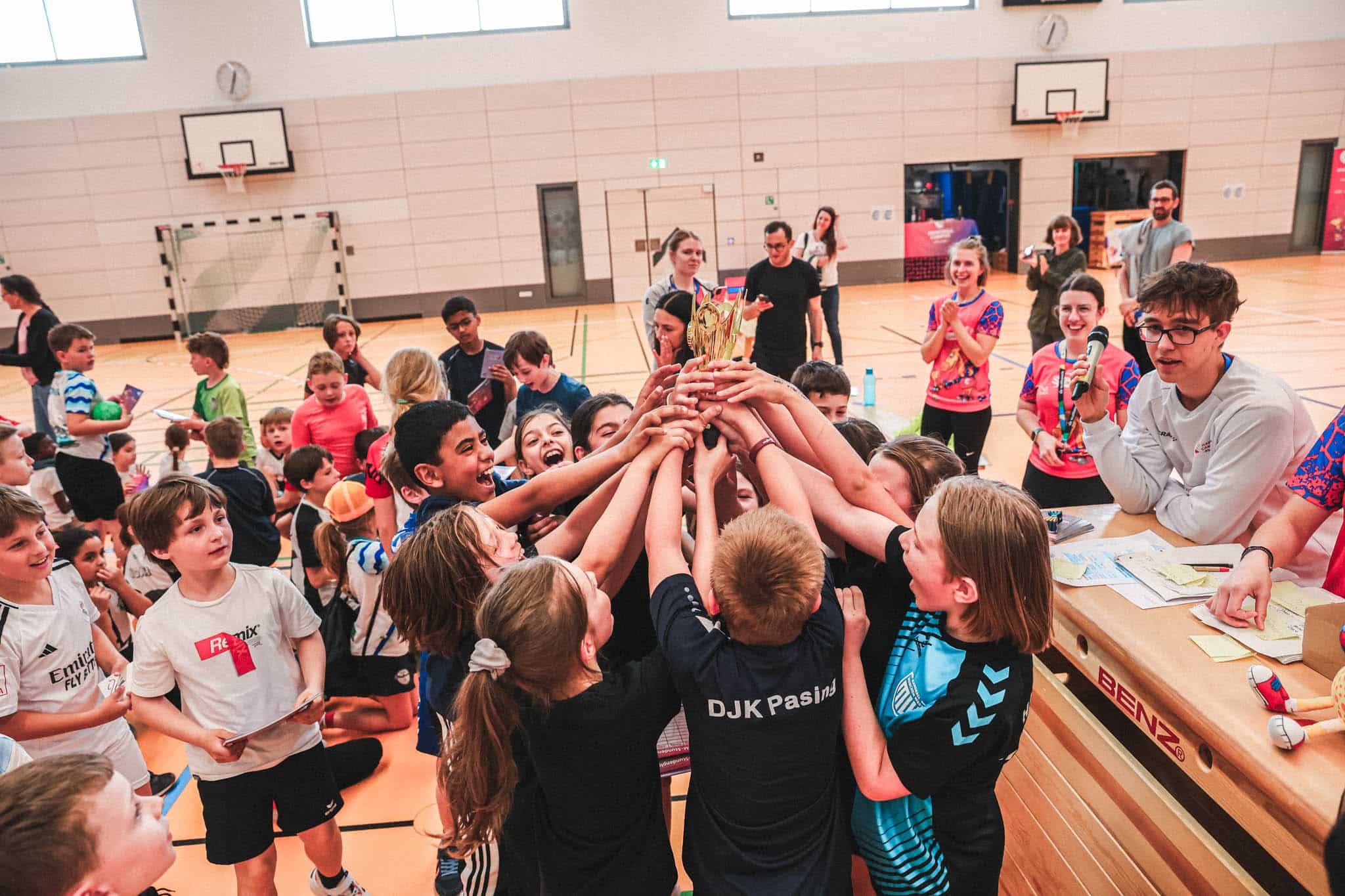 Kinder jubeln mit ihrem gewonnenem Pokal