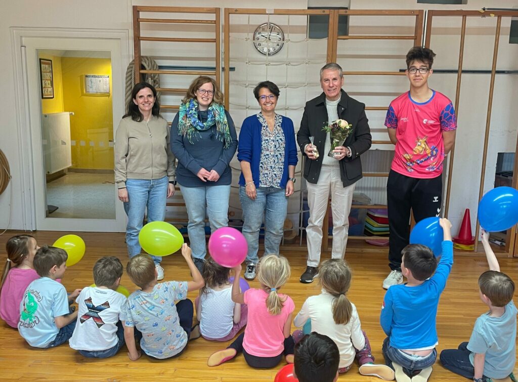 Blumenübergabe als Dank an den Lions Club
