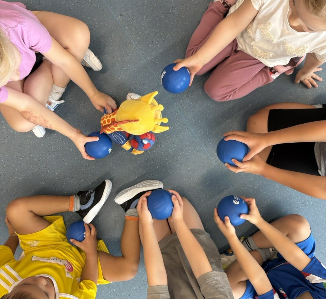 Kinder, mit kleinen Bällen in der Hand