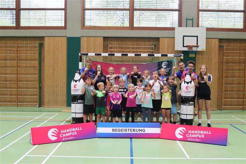 Jubelnde Kinder vor Handballtor