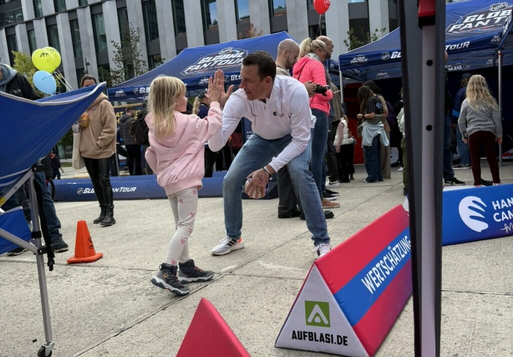 Dominik Klein klatscht mit Kind ab