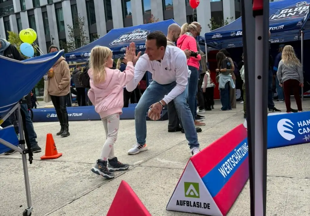 Dominik Klein klatscht mit Kind ab